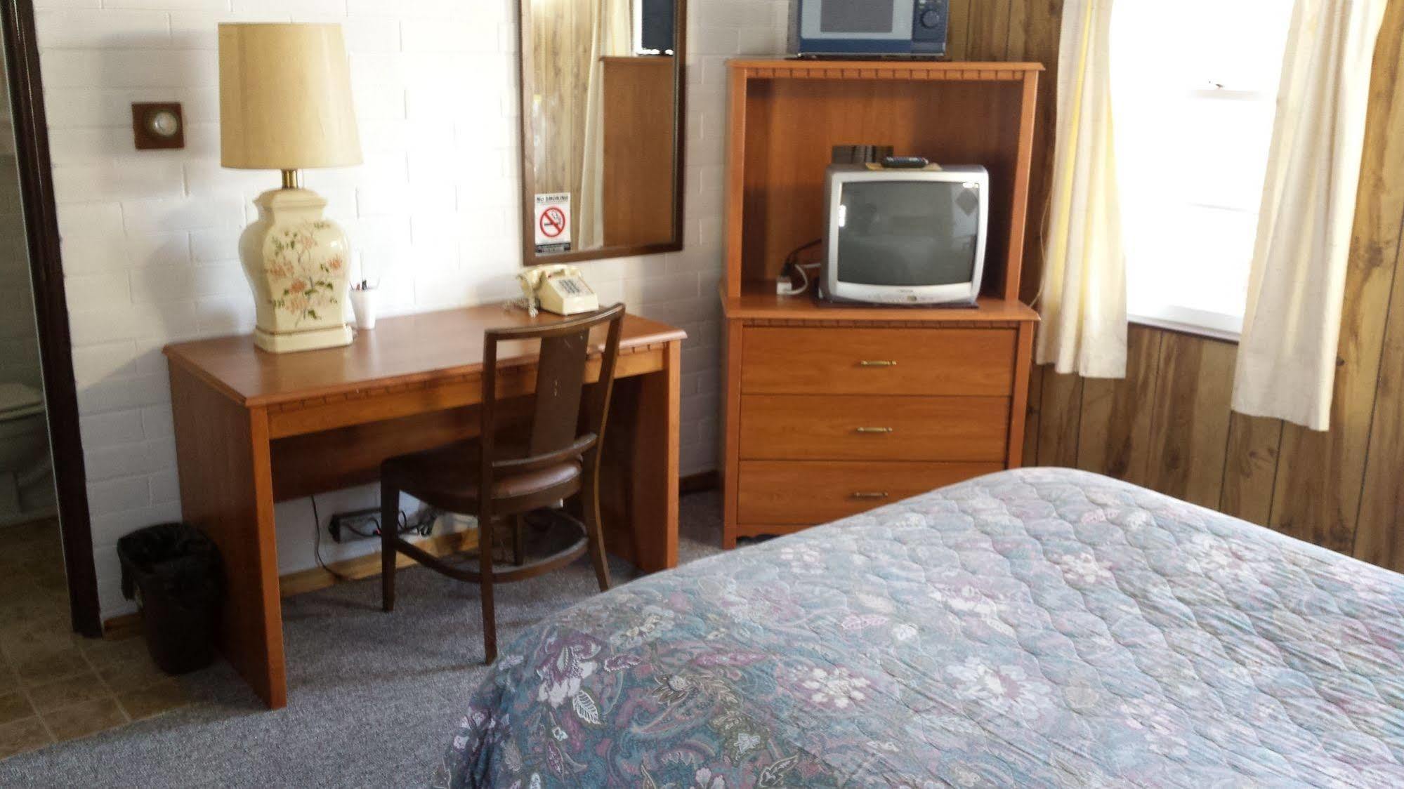 Cool City Motel Two Rivers Экстерьер фото